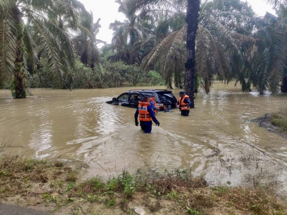 **已签发**柔:原住民局官员赈灾后四轮车被急流冲入水,险些没顶