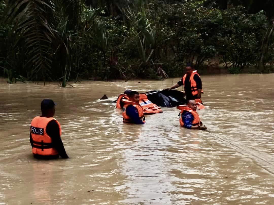 **已签发**柔:原住民局官员赈灾后四轮车被急流冲入水,险些没顶