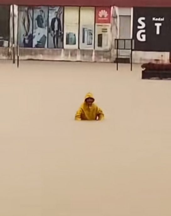 **已签发**柔:家中断粮了!黄色雨衣男冒险骑脚车越洪水采购