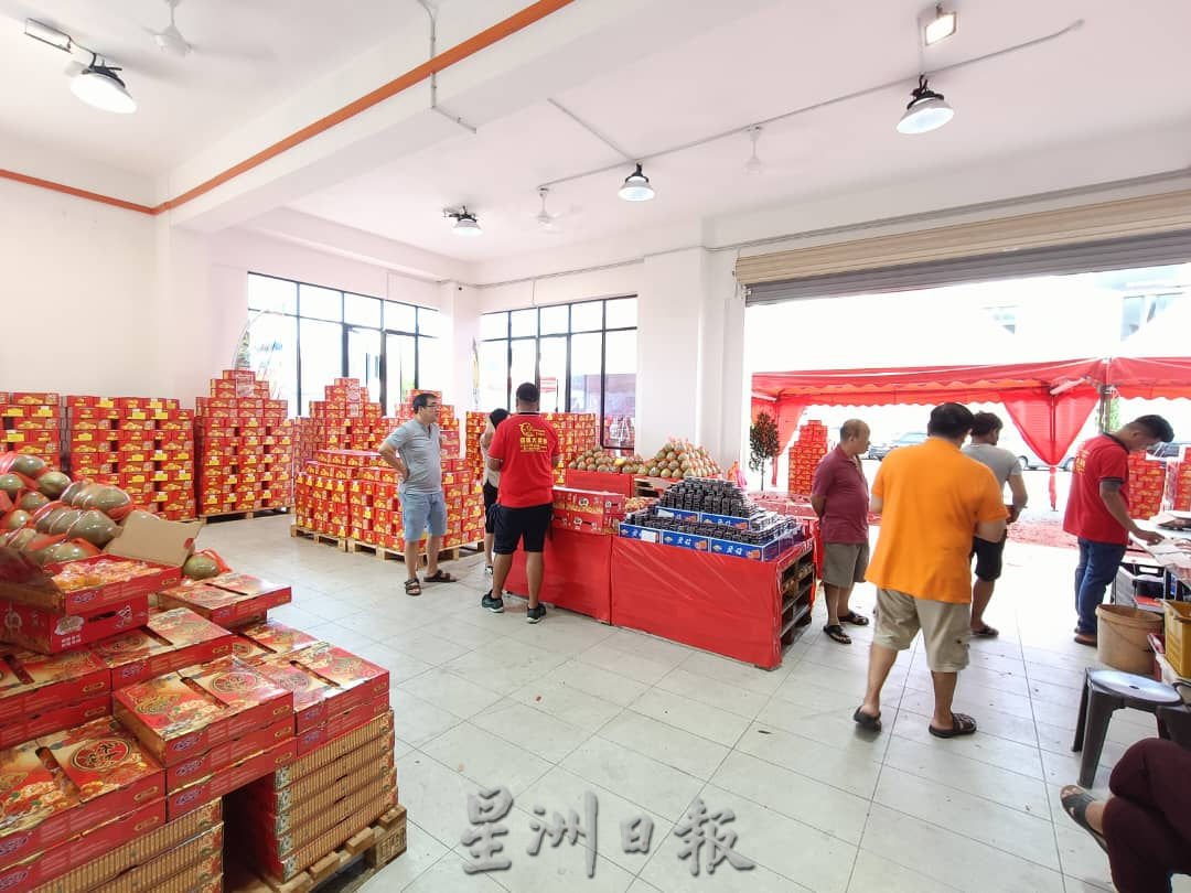 **已签发**柔:封面:【特稿】:銮年货市场未见热络人潮,商家:市场需时间适应经济变化