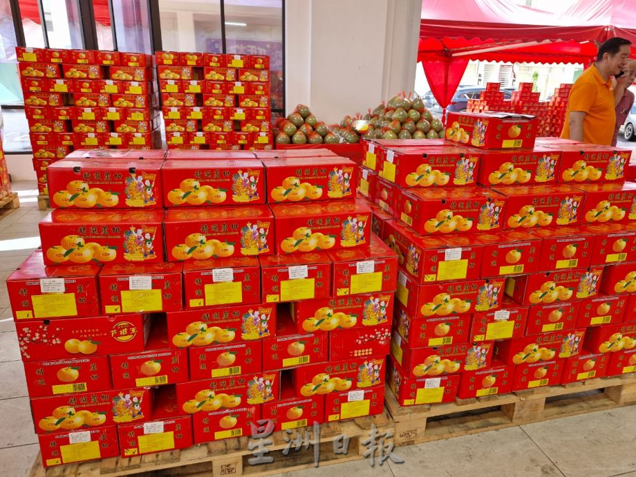 **已签发**柔:封面:【特稿】:銮年货市场未见热络人潮,商家:市场需时间适应经济变化