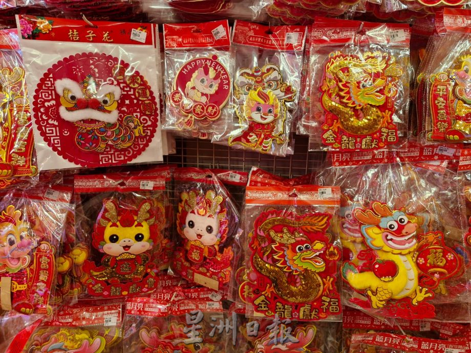 **已签发**柔:封面:【特稿】:銮年货市场未见热络人潮,商家:市场需时间适应经济变化