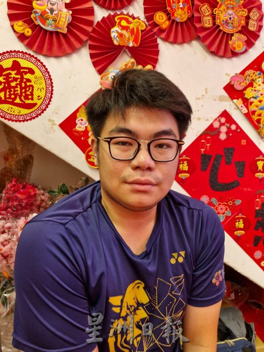 **已签发**柔:封面:【特稿】:銮年货市场未见热络人潮,商家:市场需时间适应经济变化