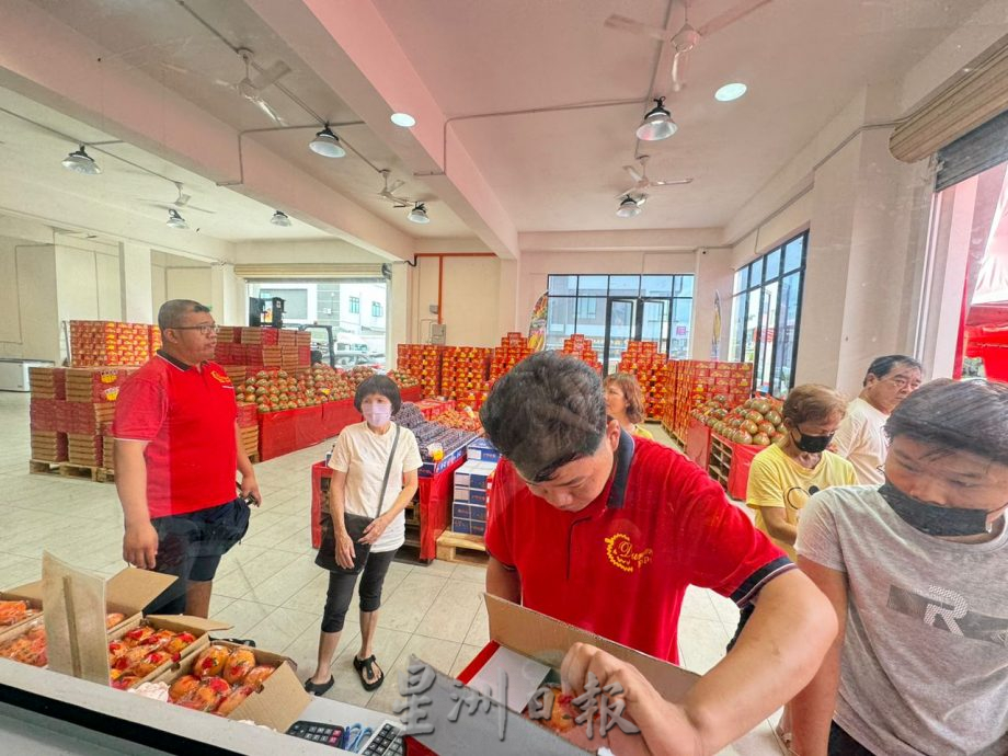 **已签发**柔:封面:【特稿】:銮年货市场未见热络人潮,商家:市场需时间适应经济变化