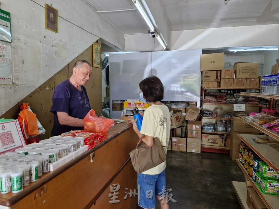 **已签发**柔:封面:【特稿】:銮年货市场未见热络人潮,商家:市场需时间适应经济变化