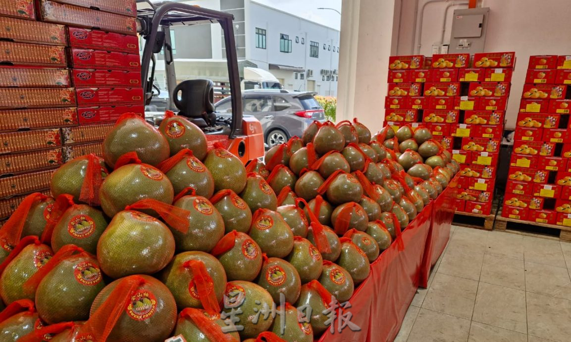 **已签发**柔:封面:【特稿】:銮年货市场未见热络人潮,商家:市场需时间适应经济变化