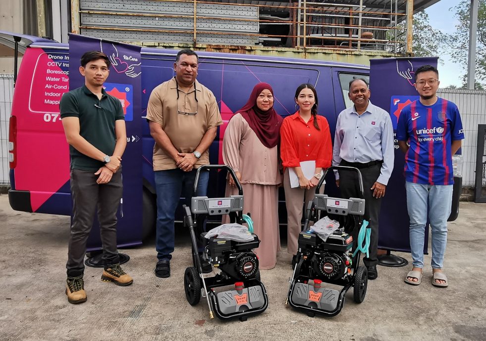 **已签发**柔：封面：【特稿】：高科技治水，士姑来首试行；无人机、机器人助找水灾源头