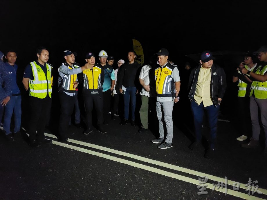 **已签发**柔：封面：主文：【特稿】：新邦令金拥全柔首个夜光道路，大臣盼民众分享使用体验