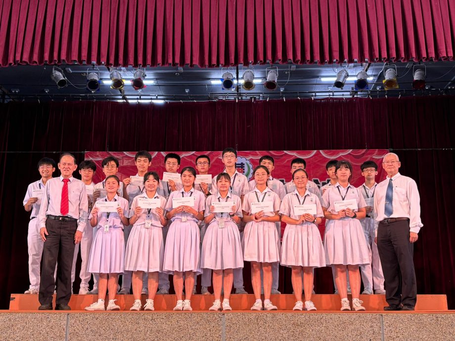 **已签发**柔：教育版头条：峇华仁中学迎239新生，全校学生共1771人