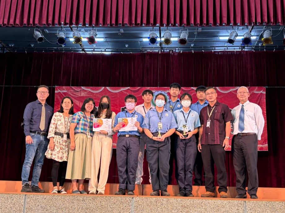 **已签发**柔：教育版头条：峇华仁中学迎239新生，全校学生共1771人