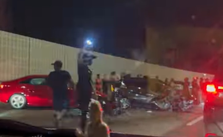 **已签发**柔:汽车凌晨逆向行驶EDL,酿4车连环撞1司机重伤