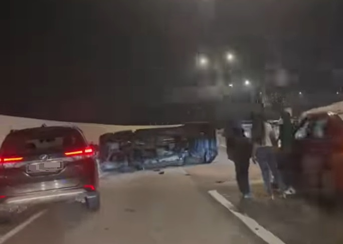 **已签发**柔:汽车凌晨逆向行驶EDL,酿4车连环撞1司机重伤