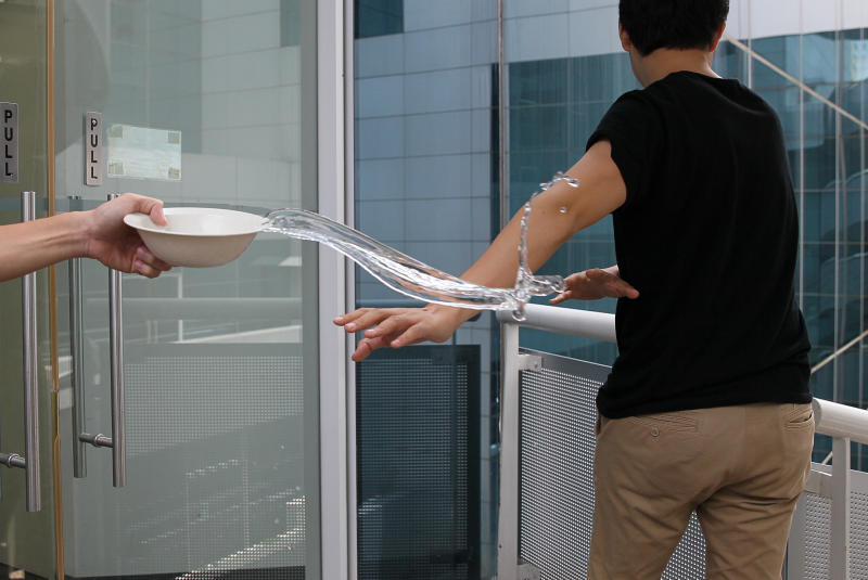 *已签发*柔:狮城二三事:冲突后气不过 妇火锅汤泼友人