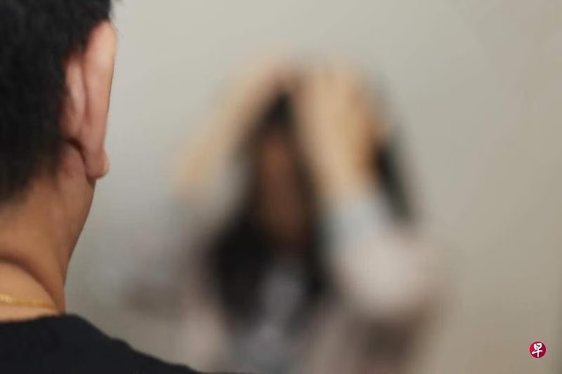 *已签发*柔:狮城二三事:家暴妻儿被禁入屋 狮城男子报警谎称家失火