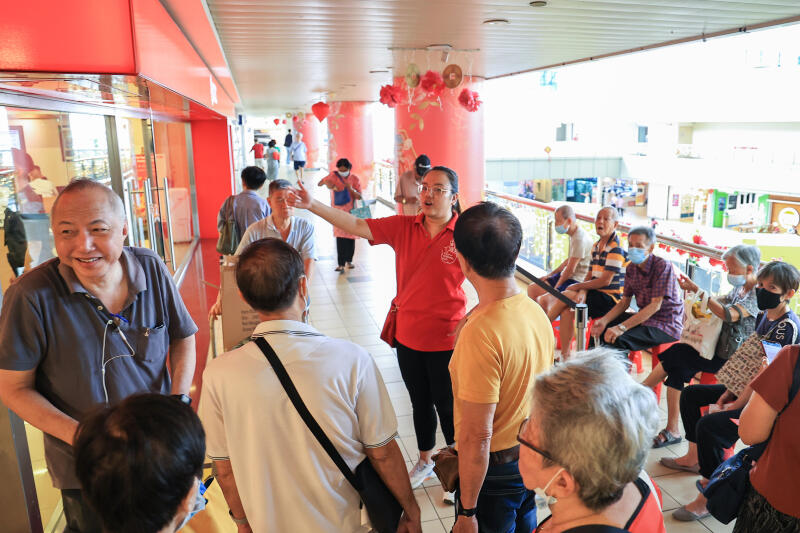 *已签发*柔:狮城二三事:新春换钞今开始 狮城银行和提款机排长龙