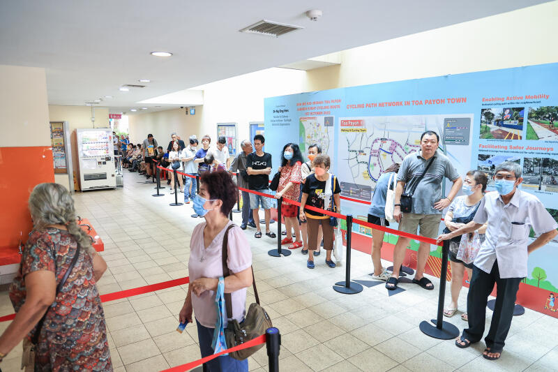 *已签发*柔:狮城二三事:新春换钞今开始 狮城银行和提款机排长龙