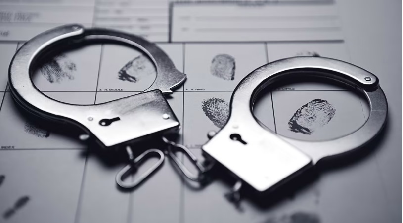 *已签发*柔:狮城二三事:涉当大耳窿跑腿骚扰居民 狮城21岁女子被逮捕