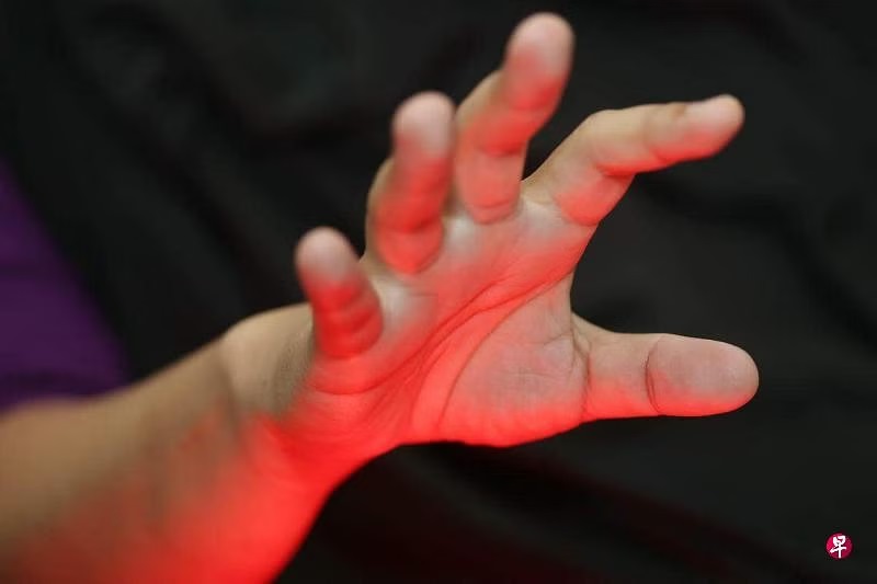 *已签发*柔:狮城二三事:老色狼故技重施 吃单独在家女性豆腐