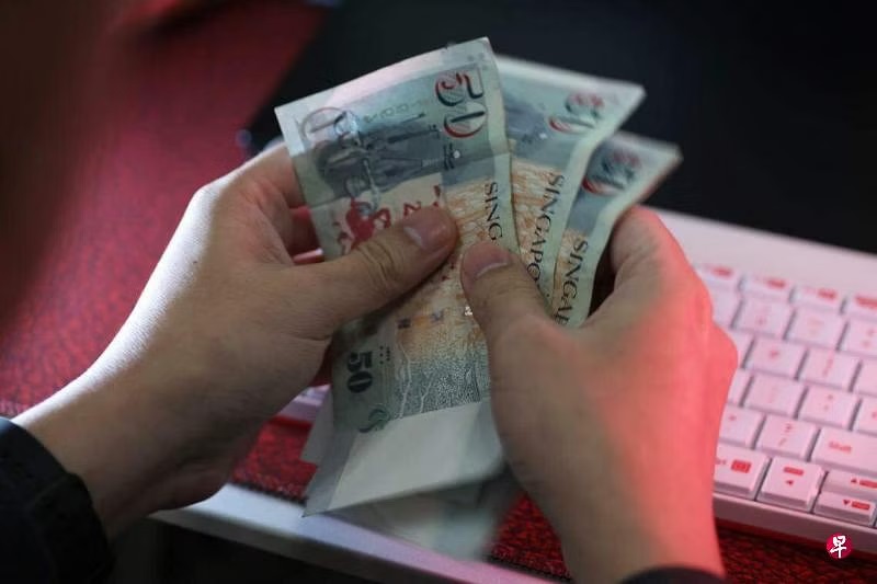 *已签发*柔:狮城二三事:误信投资险被骗150万新元 狮城银行助七旬长者保养老金