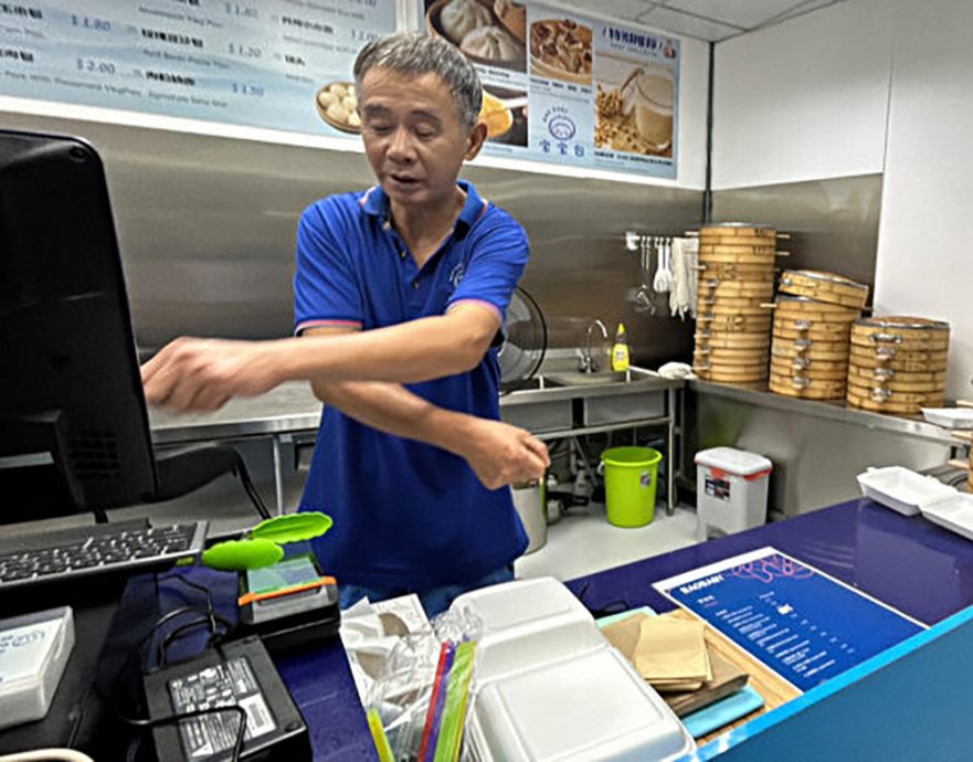 *已签发*柔:狮城二三事:闯包子店亮利器图打劫 少年匪遭老板娘大喊吓逃