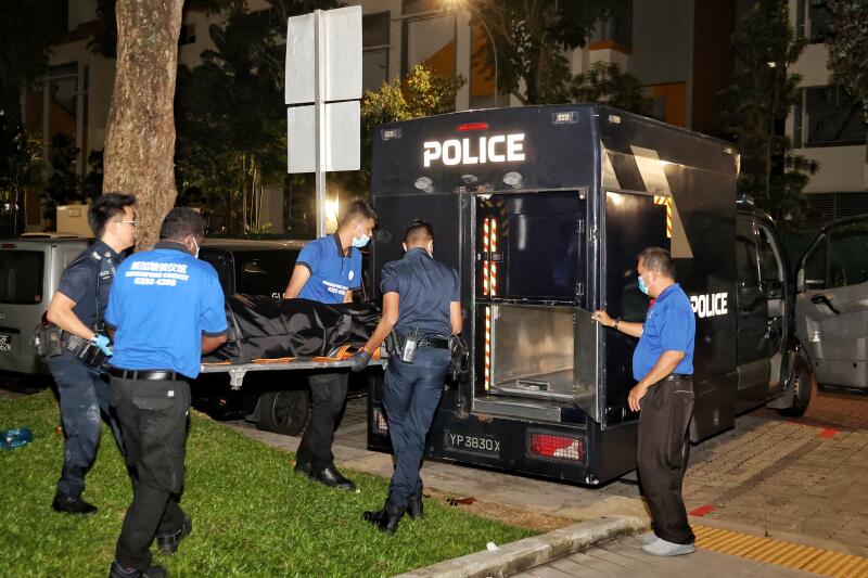 *已签发*柔：狮城二三事：阿叔死垃圾屋 狮城警方花3.5小时清除杂物抬尸