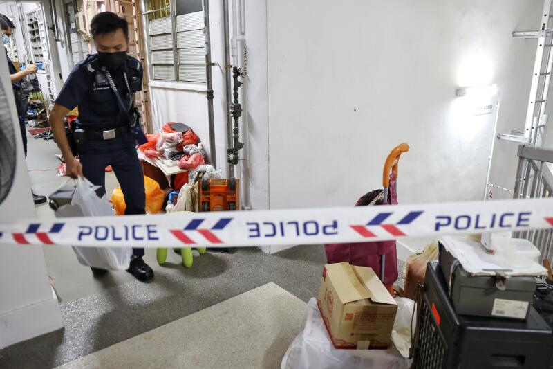 *已签发*柔：狮城二三事：阿叔死垃圾屋 狮城警方花3.5小时清除杂物抬尸