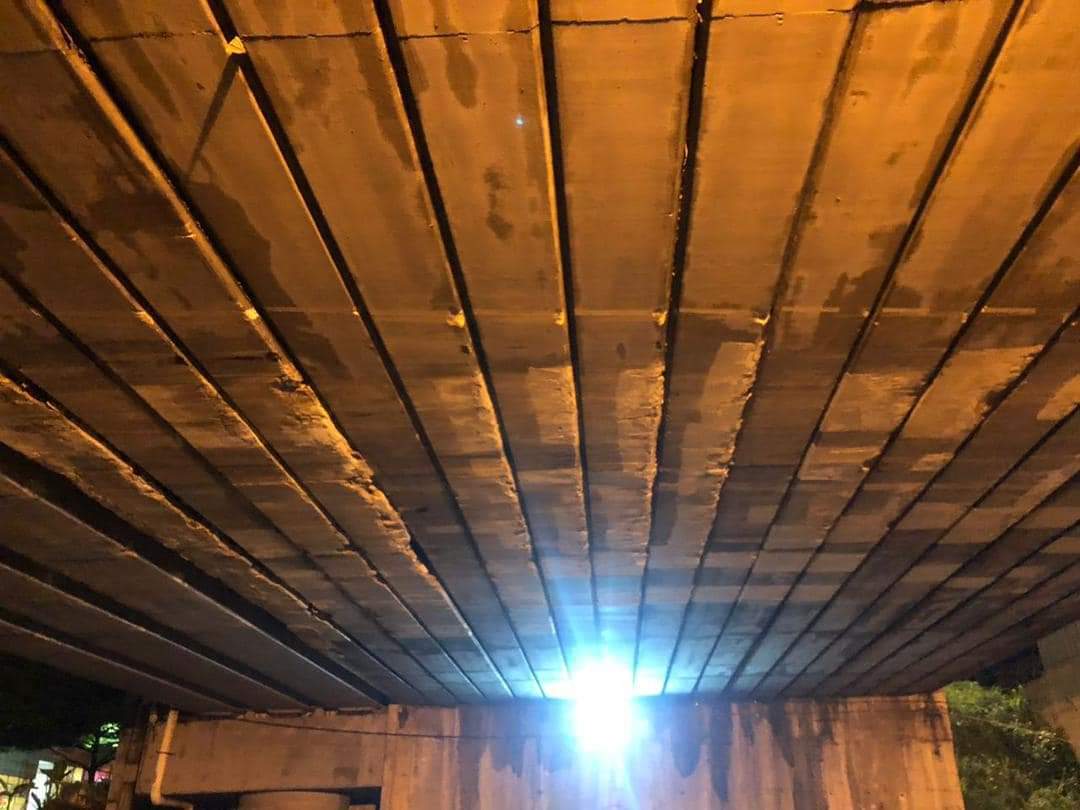 **已签发**柔：疑不察限高，罗里硬闯卡桥底损桥身