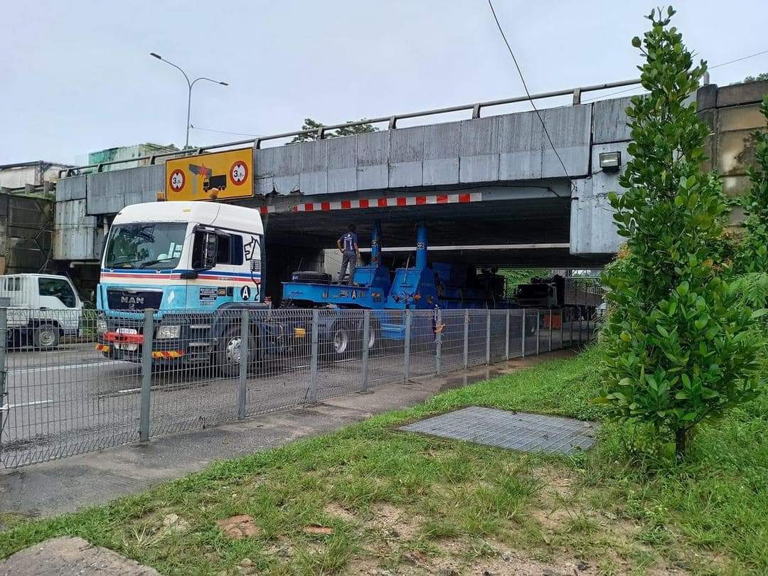 **已签发**柔：疑不察限高，罗里硬闯卡桥底损桥身