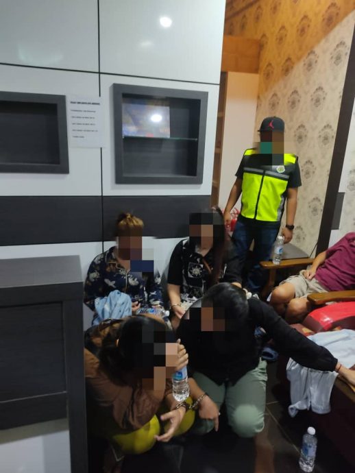 **已签发**柔:移民局逮4疑涉卖淫外籍女,起避孕套按摩油顾客记录簿