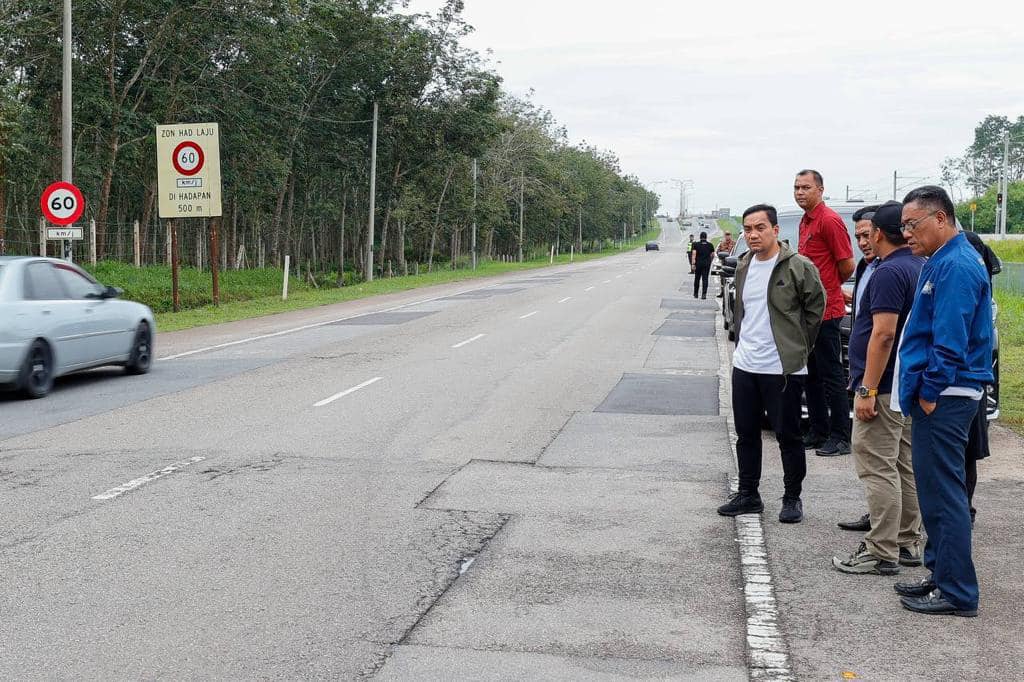 **已签发**柔：第三版头条：昔加末周边道路被指路况糟，柔大臣亲往巡视