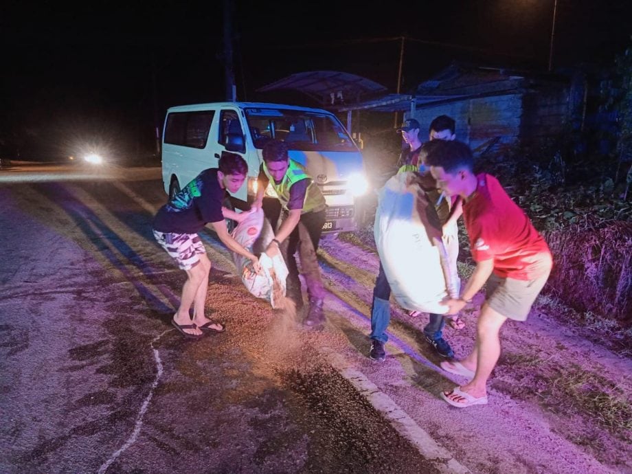 **已签发**柔:第二版头条:警民守望相助,铺木屑粉除油渍维护道路安全