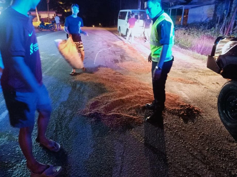 **已签发**柔:第二版头条:警民守望相助,铺木屑粉除油渍维护道路安全