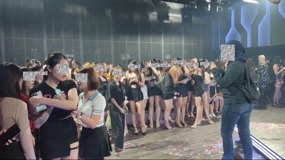 **已签发**柔：警方凌晨突击娱乐场所，逮74外籍女3本地男女