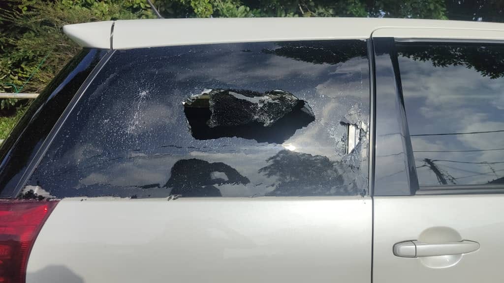 **已签发**柔:闯祸了!3少年互抛石头玩闹砸中数车子