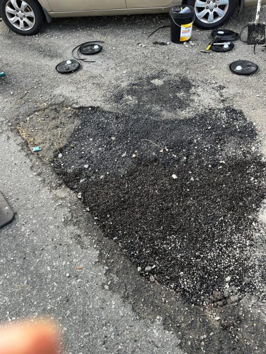 **已签发**柔:雨后现窟窿恐生意外,2青年“开工”补路获赞