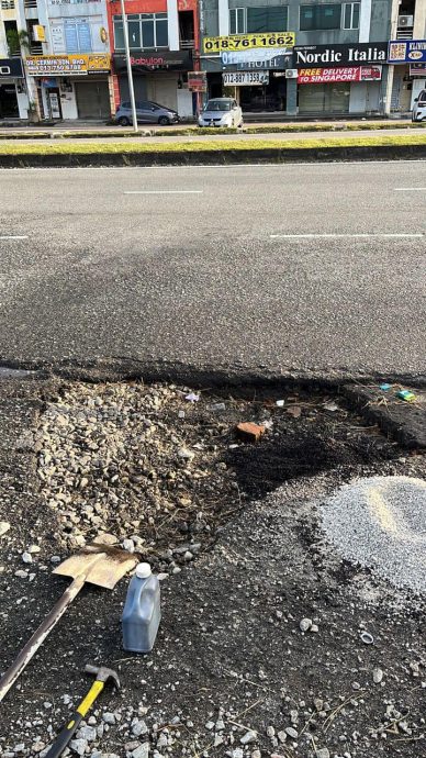 **已签发**柔:雨后现窟窿恐生意外,2青年“开工”补路获赞