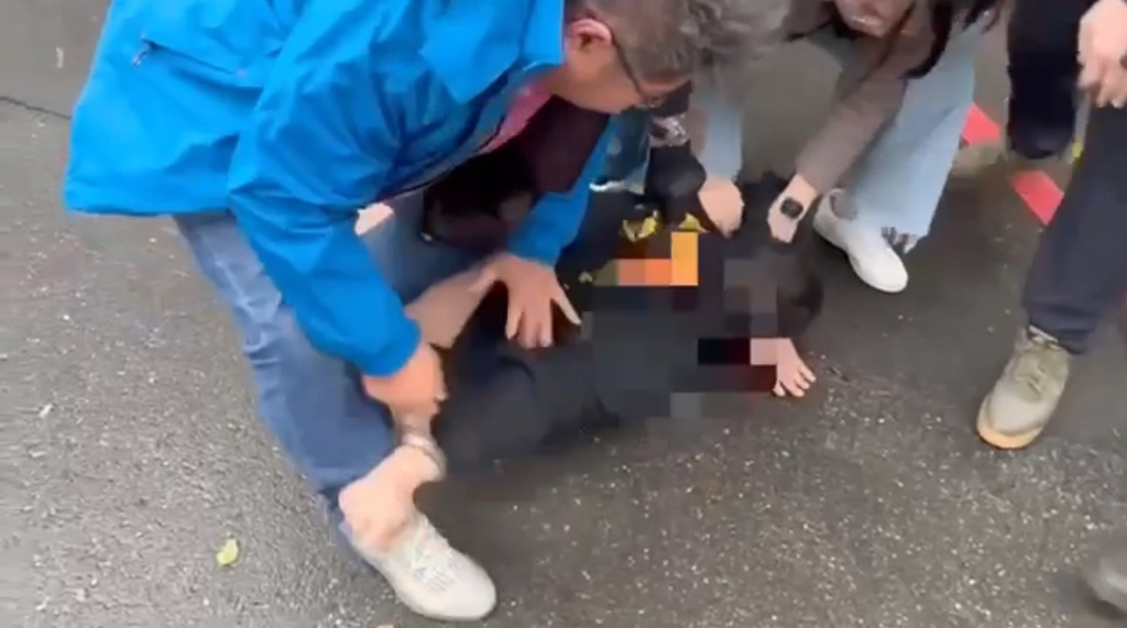 带女儿吃夜宵父被误认情敌 遭醋男纠众砍断脚趾