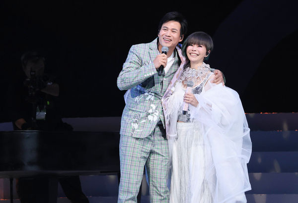 开唱上下舞台被搀扶 詹雅雯一度掩面大哭