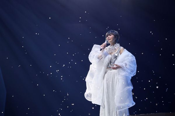 开唱上下舞台被搀扶 詹雅雯一度掩面大哭