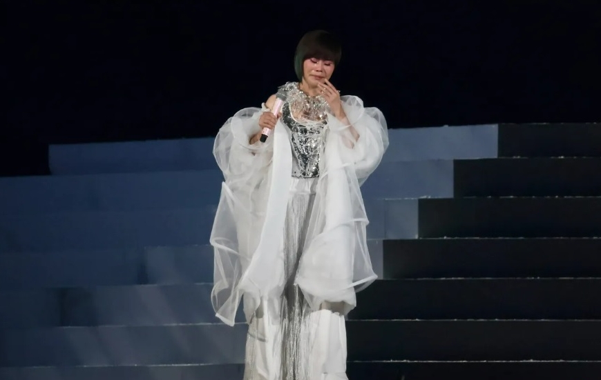 开唱上下舞台被搀扶 詹雅雯一度掩面大哭