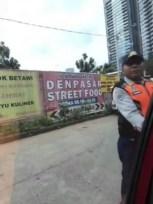 开车用手机录影还闯路障 交警”蜘蛛趴”车头拦下他