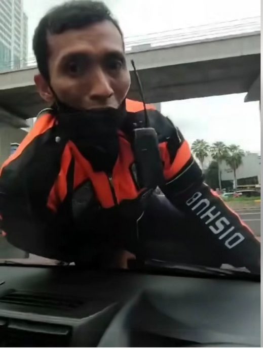 开车用手机录影还闯路障 交警”蜘蛛趴”车头拦下他