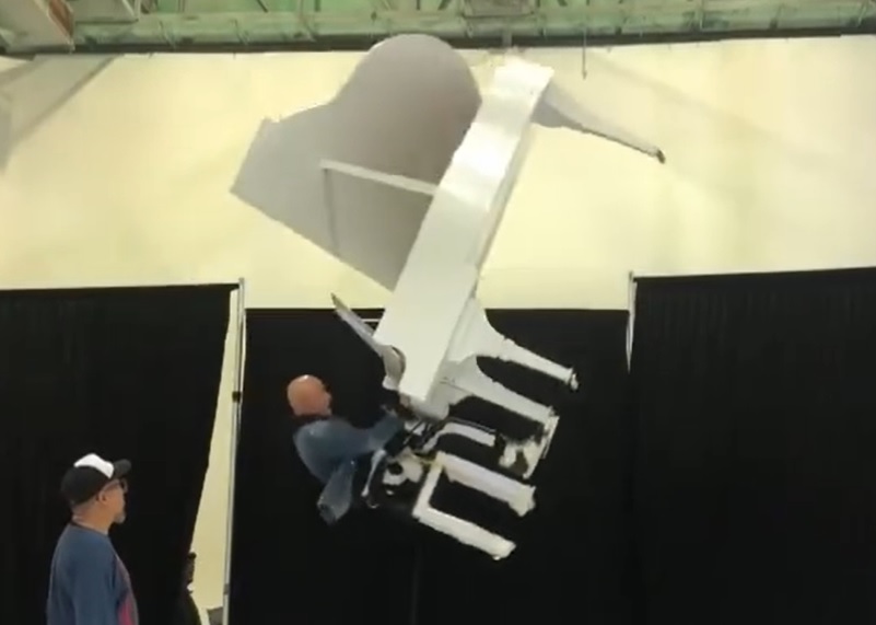 张卫健彩排演唱会出意外 空中下坠被钢琴压