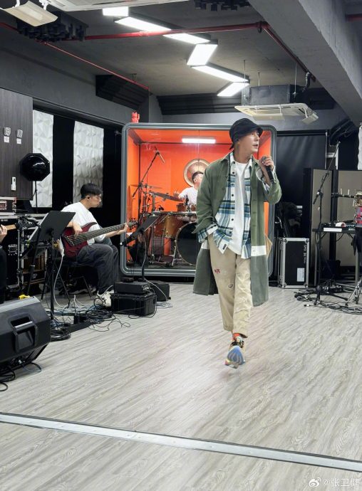 张卫健彩排演唱会出意外 空中下坠被钢琴压