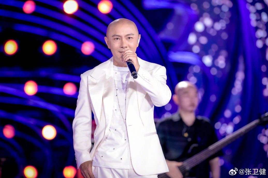 张卫健彩排演唱会出意外 空中下坠被钢琴压