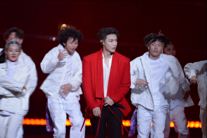 张艺兴忍39度高烧唱跳 粉丝心疼边看边哭