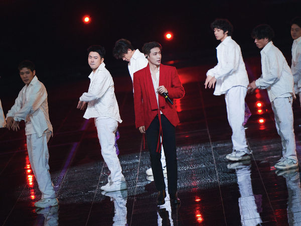 张艺兴忍39度高烧唱跳 粉丝心疼边看边哭