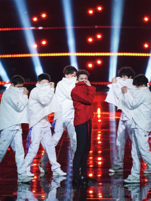 张艺兴忍39度高烧唱跳 粉丝心疼边看边哭