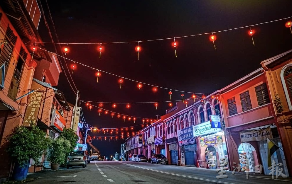 张迪翔与团队华都牙也区中心 挂上大红灯笼春意浓