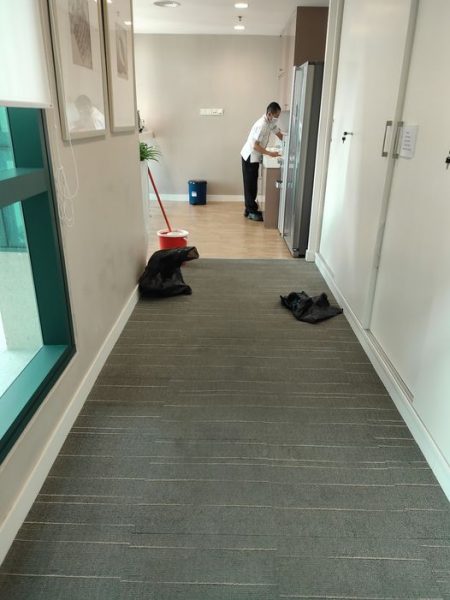 当5年讲师薪水仅RM1900!赴新当清洁工月赚1万